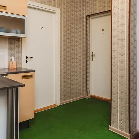 Old Town Private Room, Shared Bath - D Daire Tallinn